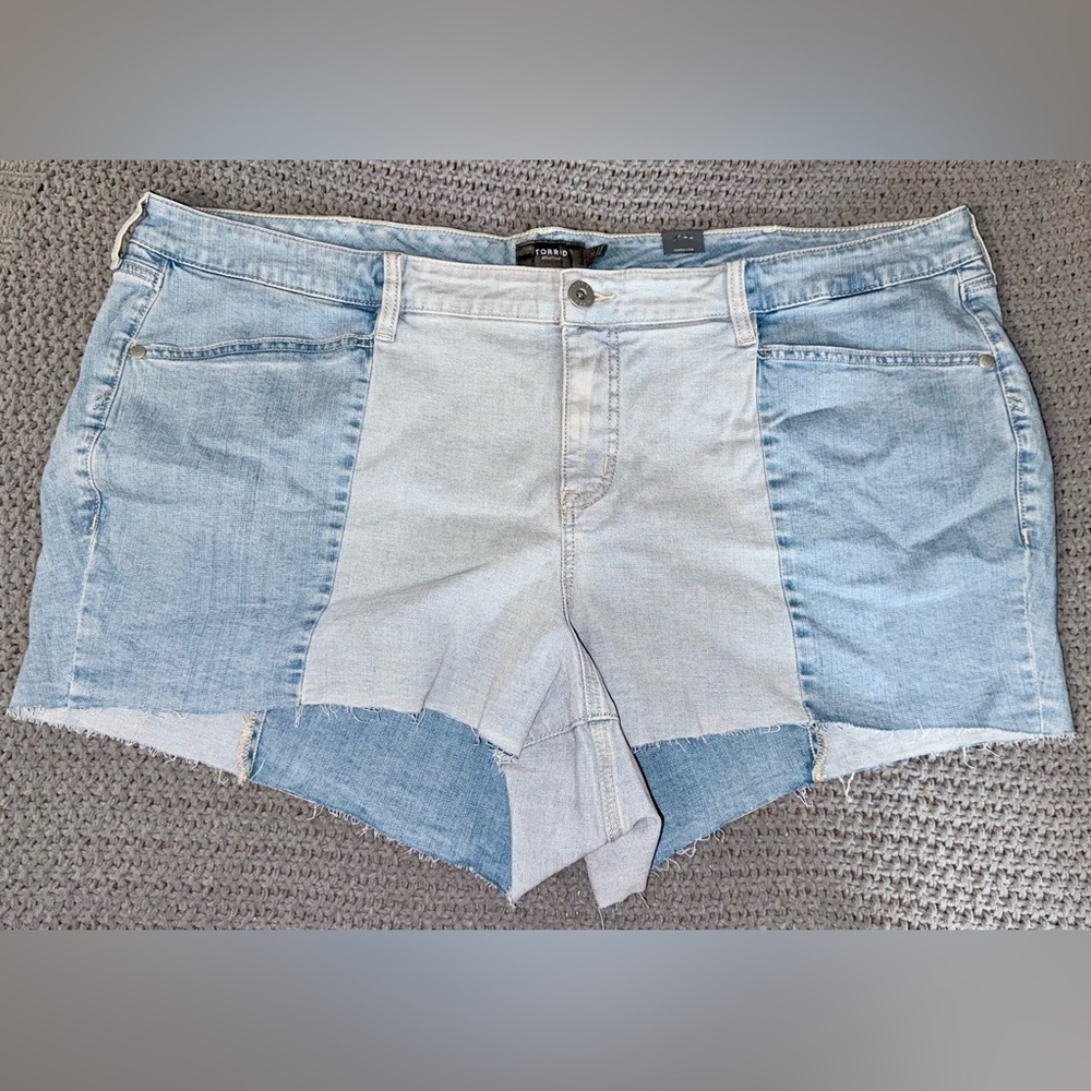 NWT TORRID Contrast Panel Mid Rise Shortie Short - Vintage Stretch Size 26 - Picture 2 of 7